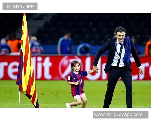 足球明星与子女共同成长的瞬间回顾父爱与传承的完美融合